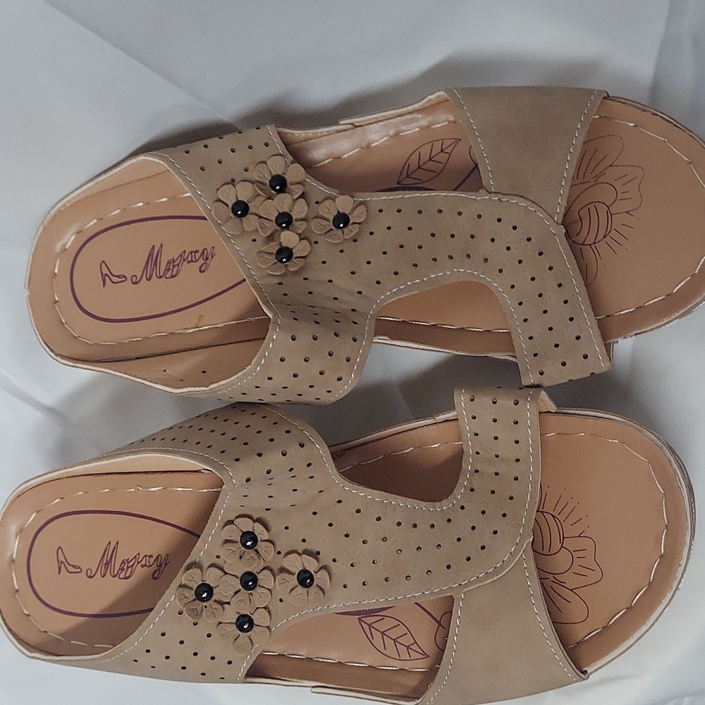 NWOB. Women's brown sandals with flowers. size 8.5 - Picture 2 of 3